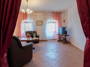 TV - Lovely apartment for 2 people with WIFI, A/C, TV, terrace and pets allowed (Rijeka)