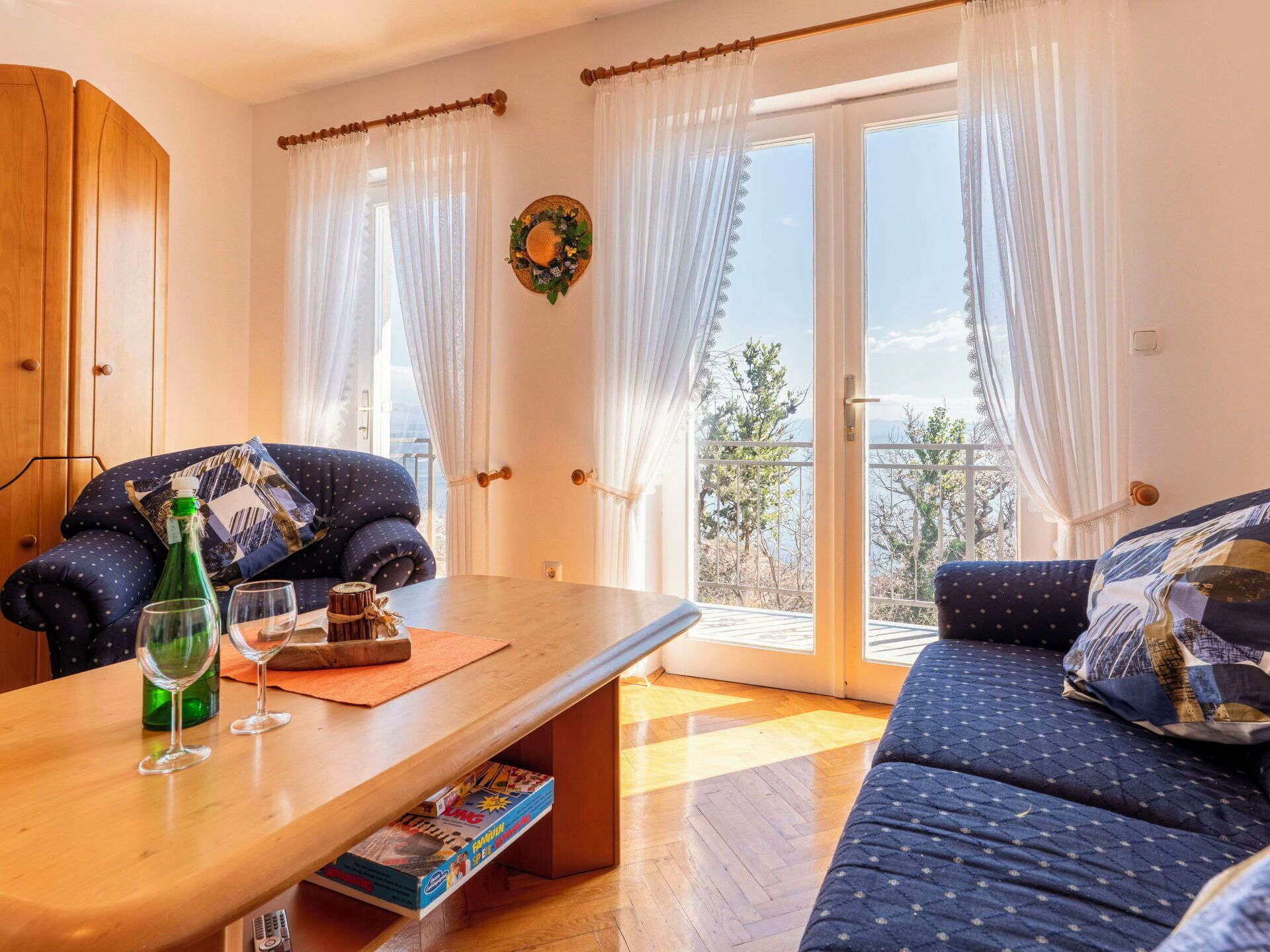 Möbel, Interior Design, Flooring, Holz, Fussboden, Zimmer, Beleuchtung, Wohnzimmer, Tabelle, Zuhause
