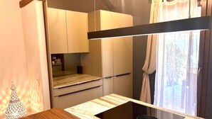 A modern kitchen with a built-in stove, wooden countertop, and cabinets. - Beautiful private villa for 6 guests with A/C, WIFI, TV and balcony (Villasimius)