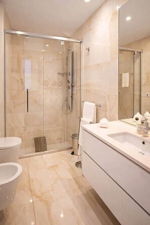 Bathroom - Mivô | Sesimbra Above the Sea (Sesimbra)