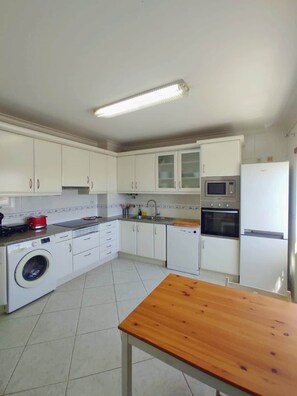Fridge, stovetop - The Golden Hour Retreat (Alcochete)