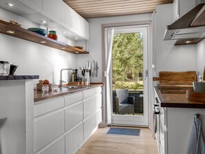 Refrigerador, microondas, lavavajillas y utensilios de cocina 