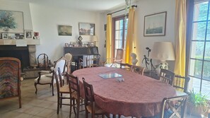 Dining - Large family home, nature, beautiful view, large terrace (Saint-Babel)