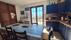Microwave, oven, stovetop, dishwasher - Large family home, nature, beautiful view, large terrace (Saint-Babel)
