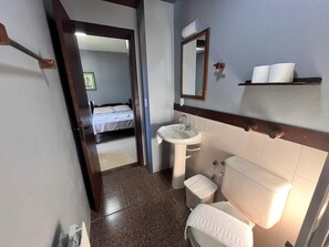 Suite básica | Baño | Regadera, toallas, papel de baño 