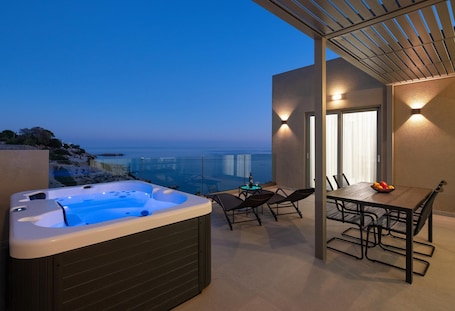 Luxury Suite | Egyptian cotton sheets, premium bedding, memory foam beds, in-room safe. Villa Aquamarine beachfront Rhodes