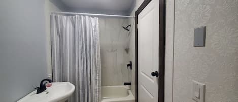 Secadora de cabello, toallas, jabón, papel de baño