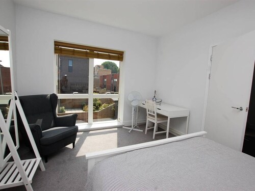 Room-sunny , Specious Double Bedroom Clo