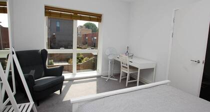 Room-sunny , Specious Double Bedroom Clo