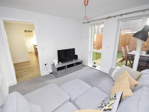 Living room - Room-sunny , Specious Double Bedroom Clo (Nottingham)