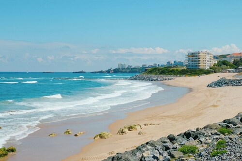 House with swimming pool, on the lake and close to the ocean
