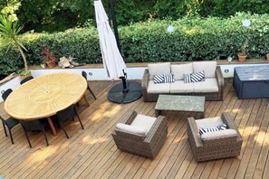 Outdoor dining - House with swimming pool, on the lake and close to the ocean (Biarritz)