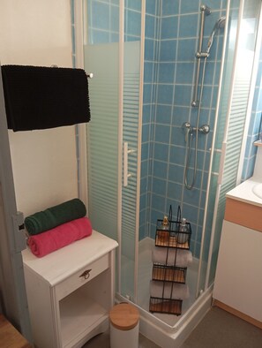 Bathroom - Vrbo Property (Lorient)