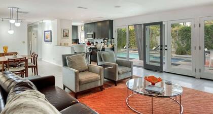 Mid-century Oasis w Private Pool Mountain Views