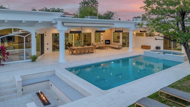 A modern house with a swimming pool, outdoor seating, and a covered patio area. - Luxury 6br Palm Springs Retreat With Private Pool Spa (Palm Springs)