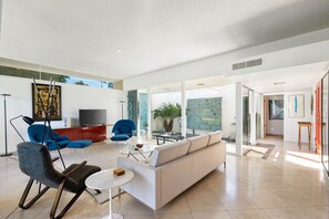 House - Mid-mod Krisel Getaway Walkable on El Paseo (Palm Desert)