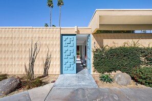 House - Mid-mod Krisel Getaway Walkable on El Paseo (Palm Desert)