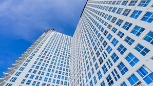 A tall, modern building with a grid of windows and a clear blue sky in the background. - w Amazing Comfy 1BR w Pool on Avenida Balboa (Panama City)