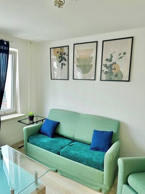 Condo, 2 Bedrooms, Balcony, City View | Living room