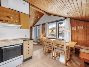 Køleskab, mikrobølgeovn, køkkentøj/tallerkener/redskaber