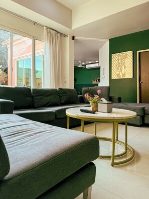 Smart TV, videogames, DVD player, biblioteca musical