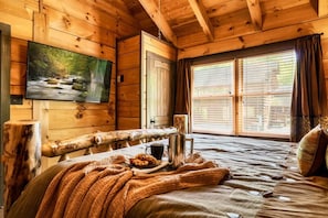 Iron/ironing board, travel cot, WiFi, bed sheets - Creekside Cottage! Hot Tub, Fire Pit, Pet Friendly (Pigeon Forge)