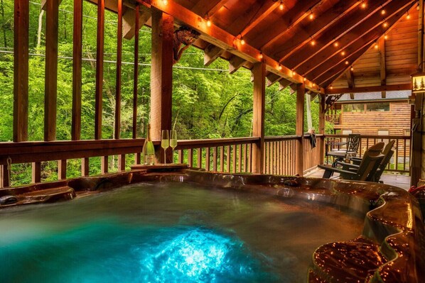 Outdoor spa tub - Creekside Cottage! Hot Tub, Fire Pit, Pet Friendly (Pigeon Forge)