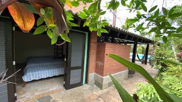 Quarto triplo, vista para o jardim