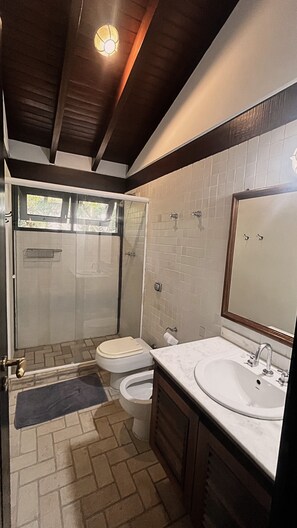 Dubbelrum - 1 dubbelsäng - utsikt mot trädgården | Badrum