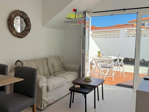 House in small condominium. Floor-to-ceiling. Garden. 2 minutes from the beach/centre.