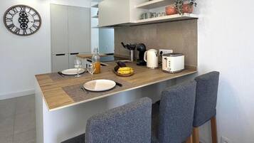 Fridge, oven, stovetop, dishwasher