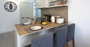 Refrigerador, horno, parrilla de estufa y lavavajillas 