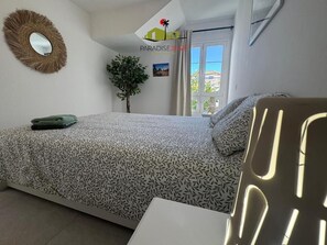 2 habitaciones, tabla de planchar con plancha, cuna de viaje y wifi 