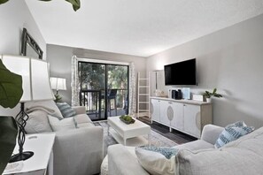 Living area - Vitamin Sea—where relaxation, convenience, and coastal charm come together. (Hilton Head Island)