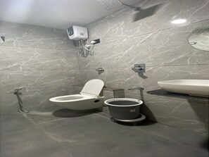 Deluxe Room, City View | Bathroom - HOTEL HILLS (Ahmedabad)