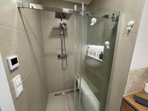 Shower, hair dryer, towels, soap - City Center 4! Modern and cozy 3br in city center! (Budapest)