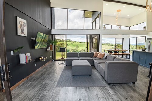 Breathtaking Mountain & City Views, Private, Stylish Getaway Spot, 4 bedrooms