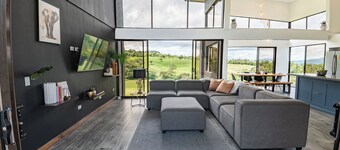 Breathtaking Mountain & City Views, Private, Stylish Getaway Spot, 4 bedrooms