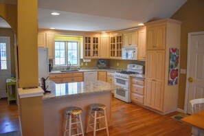 Fridge, microwave, oven, stovetop - Lovely 3 bedroom home, just a 2 minute walk to Long Pond. (Harwich)