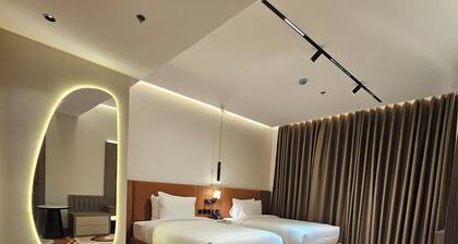 RICH LOBBY HOTEL HAIL