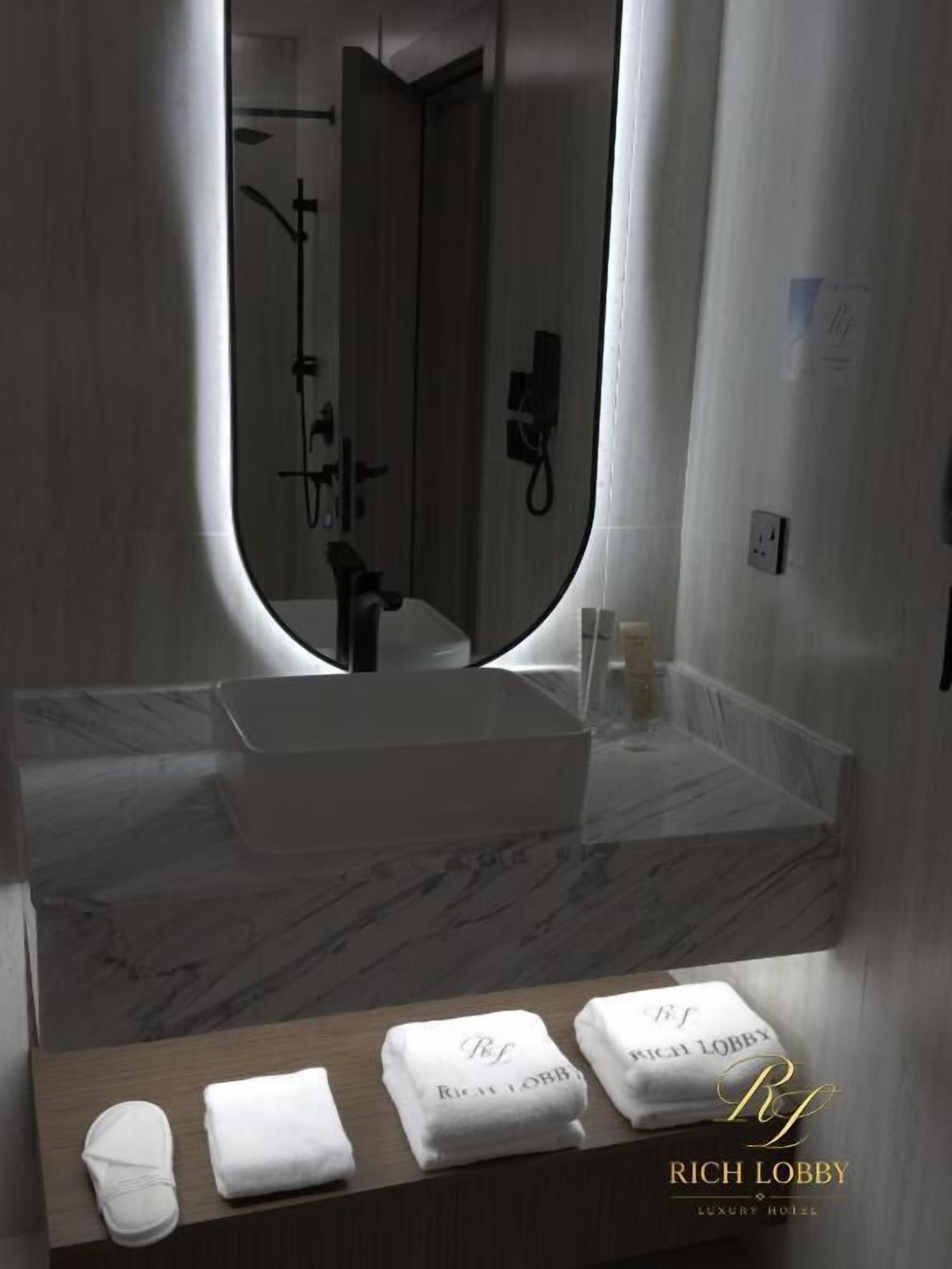 Estudio, vistas a la ciudad | Baño