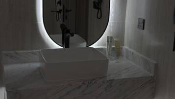 Estudio, vistas a la ciudad | Baño