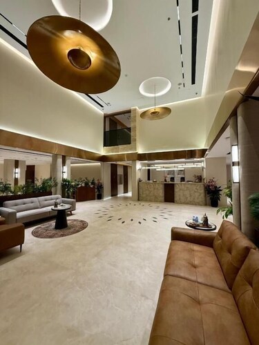 RICH LOBBY HOTEL HAIL