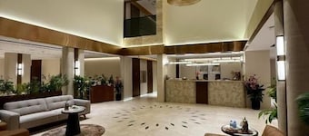 RICH LOBBY HOTEL HAIL