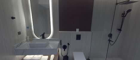 Comfort Suite, 1 Queen Bed | Bathroom