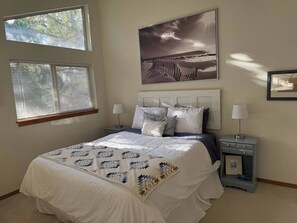 2 bedrooms, desk, free WiFi, bed sheets - Sunlit Coastal Retreat • 1 Block to Beach + Town (Manzanita)