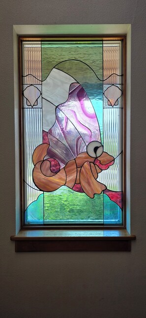 Een glas-in-loodraam met abstracte ontwerpen.