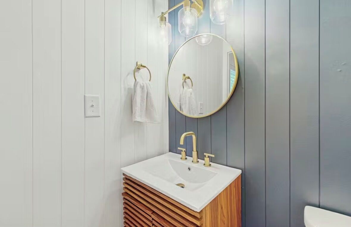 Sèche-cheveux, serviettes fournies, papier toilette