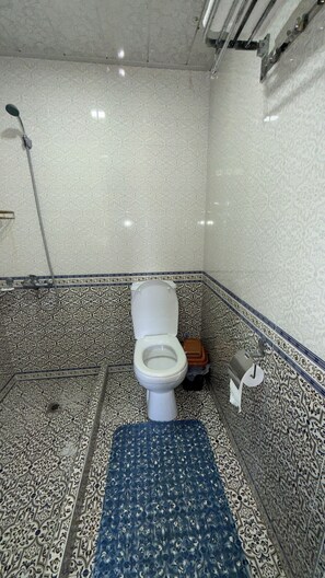 Kamar Twin Standar, pemandangan halaman | Kamar mandi