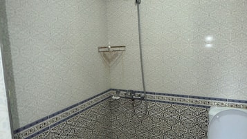 Chambre Standard avec lits jumeaux, vue sur la cour intérieure | Salle de bain